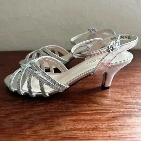 Benjamin Walks Touch Ups Women's Amara Heeled Sandal Silver Size 6.5 New - Picture 6 of 11